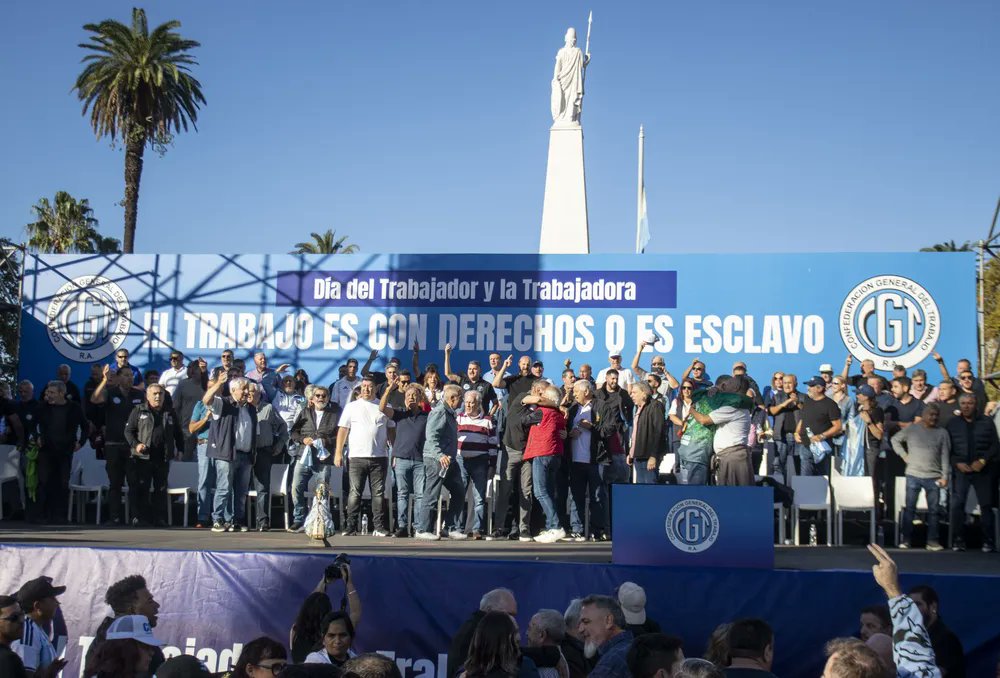 La CGT afirmó que el gobierno pone en riesgo la paz social 
<a href="/cgtoficialok/">CGT</a> <a href="/JorgePinoSola/">Jorge Sola</a>
<a href="/SergioOPalazzo/">Sergio Omar Palazzo</a> <a href="/FAbelFurlan/">Abel Furlan</a>
<a href="/UOM_QuilmesOk/">UOM Quilmes, Berazategui y Florencio Varela</a> <a href="/DanielYofra/">Daniel Alberto Yofra</a>
<a href="/rodoaguiar/">Rodolfo Aguiar</a> <a href="/CachorroGodoy/">Hugo Cachorro Godoy</a>
<a href="/HugoYasky/">Hugo Yasky</a> <a href="/JCAlderete_CCC/">Juan Carlos Alderete</a> 
<a href="/AleGramajo/">Ale Peluca Gramajo</a> <a href="/rucassa/">Rubén Andrés Cassano</a>
<a href="/parga_tito28914/">Tito Parga</a>

infoydata.com/marcha-cgt-pla…
