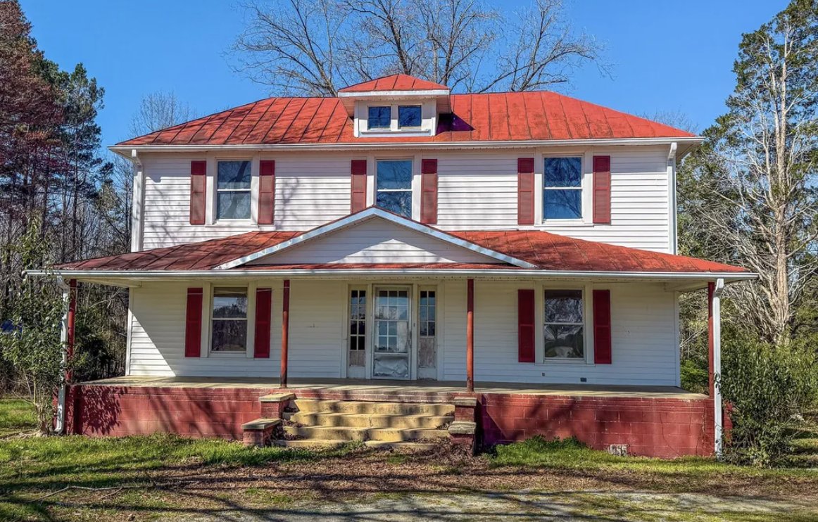 CountryLife717's tweet image. $130K.  c.1922 #NorthCarolina #fixerupper #farmhouse into the beauty that is hiding beneath. Nestled on 1 pretty #acre with a shed. countrylifedreams.com/c-1922-north-c…