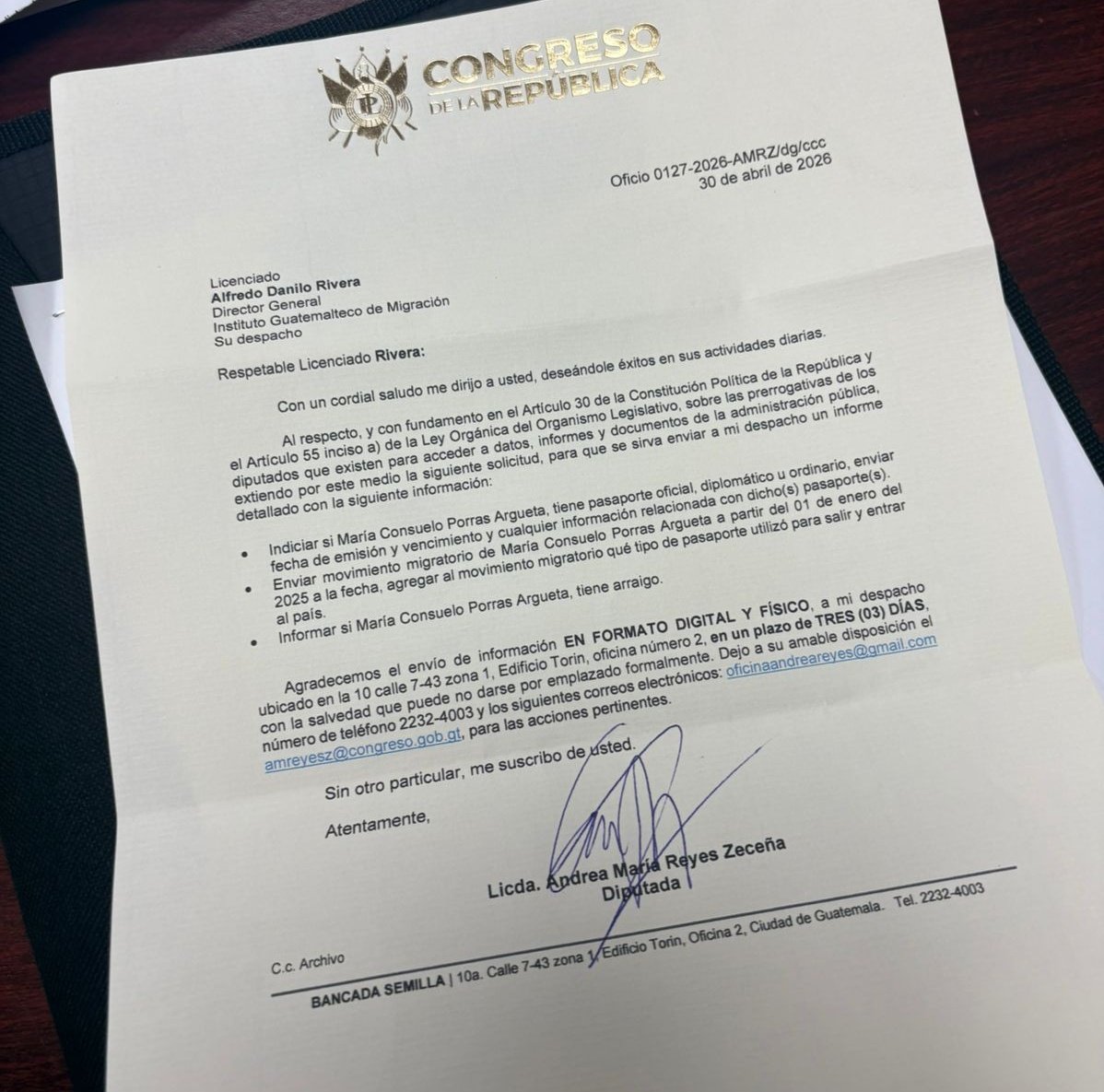 Andrea Reyes solicita al Instituto Guatemalteco de Migración el reporte de viajes al extranjero de la fiscal general, del 01/01 2025 a la fecha; así como detalles de su pasaporte, incluyendo fecha de emisión y vencimiento. María Consuelo Porras queda sin inmunidad el 17 de mayo.