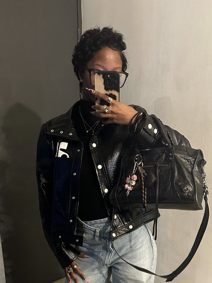 𝑀𝑒̀𝓇𝑒𝒞𝑒𝒹𝑒𝓈 tweet media