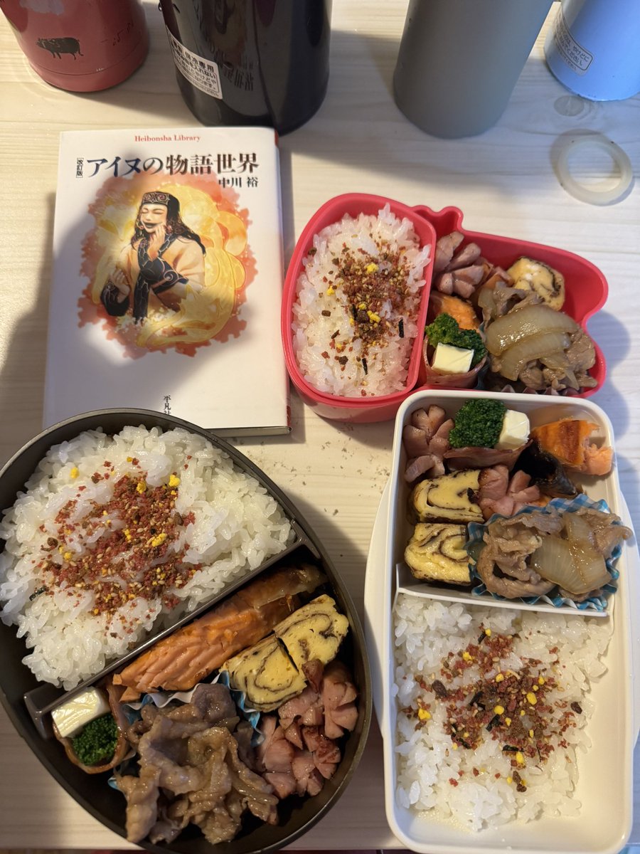 nebutasenbei's tweet photo. おはよう☀
good morning
lunchbox for W&D&ワシ
236/600🍱
Done🍳
3 lunchbox
A new path, a new perspective,
occasionally looking back, yet always moving forward😌
Today's menu
卵焼🥚
豚肉玉ねぎ炒め🐷
🐠塩鮭
🍖たこさんウインナ
ベーコンチーズ🧀
#お弁当記録 #lunchbox #handshadow https://t.co/dHGn772tb5