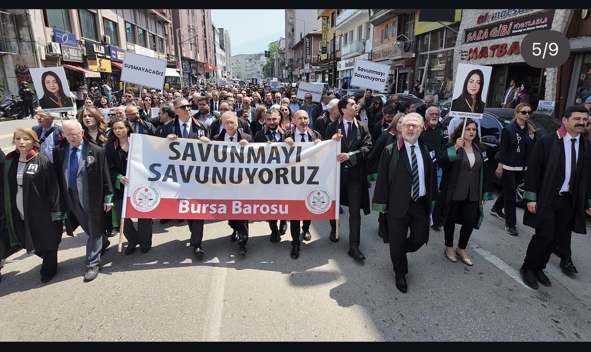 BursaOhd's tweet photo. Av. Hatice Kocaefe’nin silahlı saldırı sonucu katledilmesi üzerine Bursa Adliyesi önünden Kent meydanına kadar gerçekleşen yürüyüşe katıldık. Bu saldırı yalnızca bir meslektaşımıza değil, savunma hakkına ve avukatlık mesleğinin onuruna yönelmiş açık bir tehdittir. https://t.co/6CiMzP5ka0