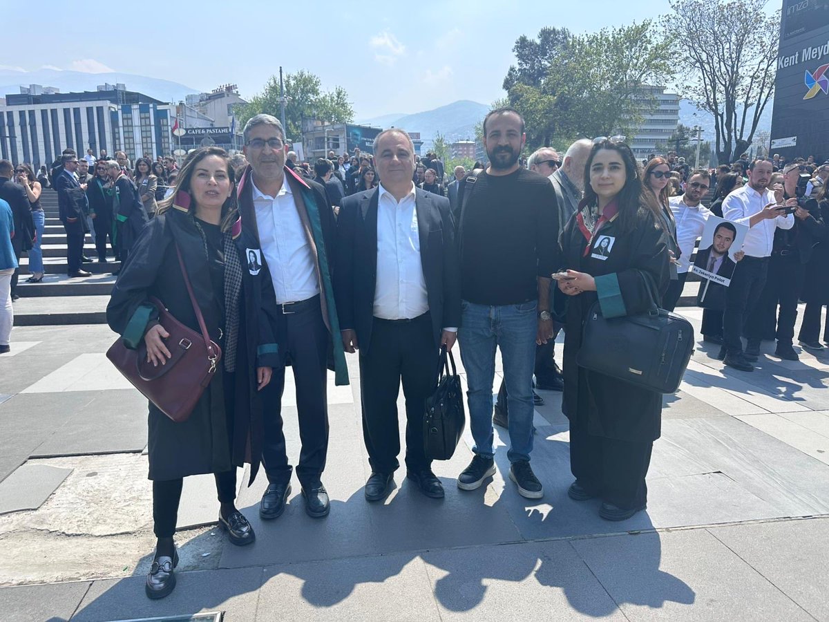 BursaOhd's tweet photo. Av. Hatice Kocaefe’nin silahlı saldırı sonucu katledilmesi üzerine Bursa Adliyesi önünden Kent meydanına kadar gerçekleşen yürüyüşe katıldık. Bu saldırı yalnızca bir meslektaşımıza değil, savunma hakkına ve avukatlık mesleğinin onuruna yönelmiş açık bir tehdittir. https://t.co/6CiMzP5ka0