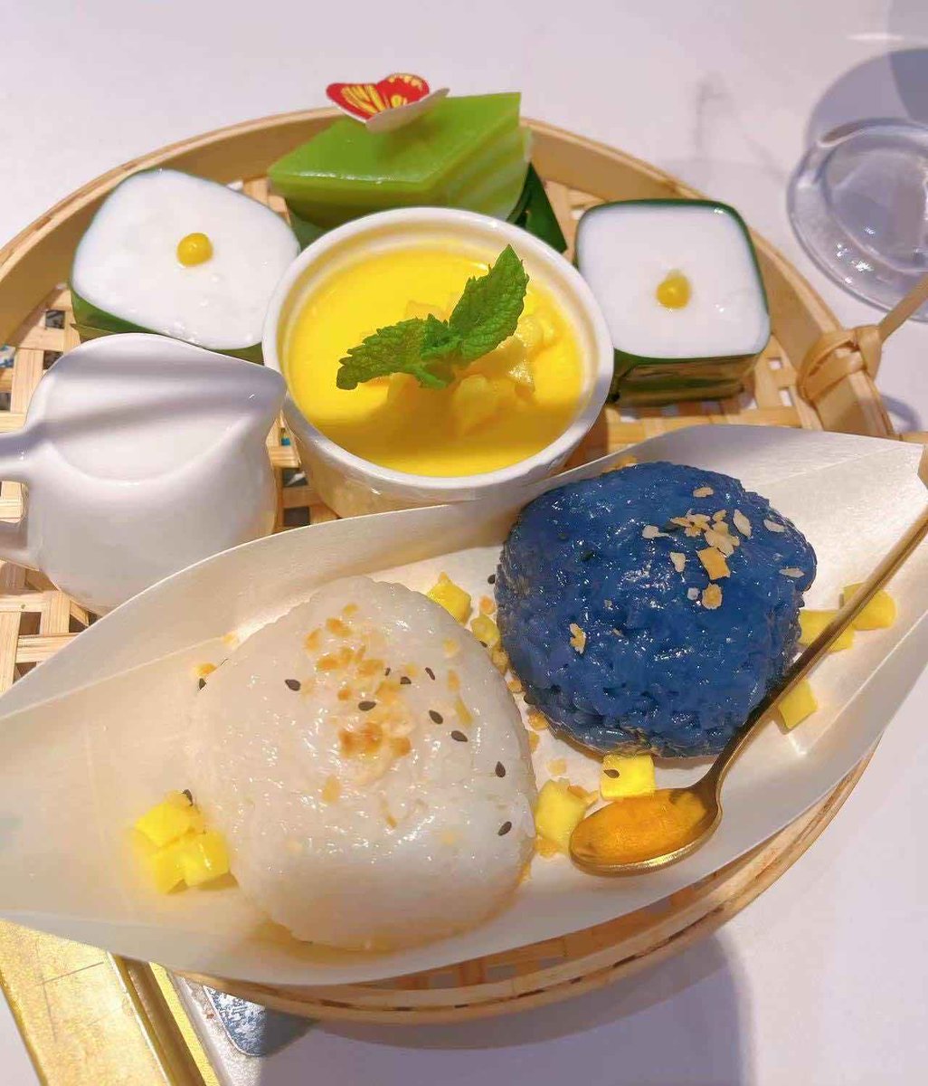 Kaan26543225's tweet image. "Craving a flavor adventure Try our Thai Mango Sticky Rice—sweet, creamy coconut rice + ripe mango slices, drizzled with coconut sauce. A tropical bite in every spoon!  #ThaiFood #TropicalTreat"