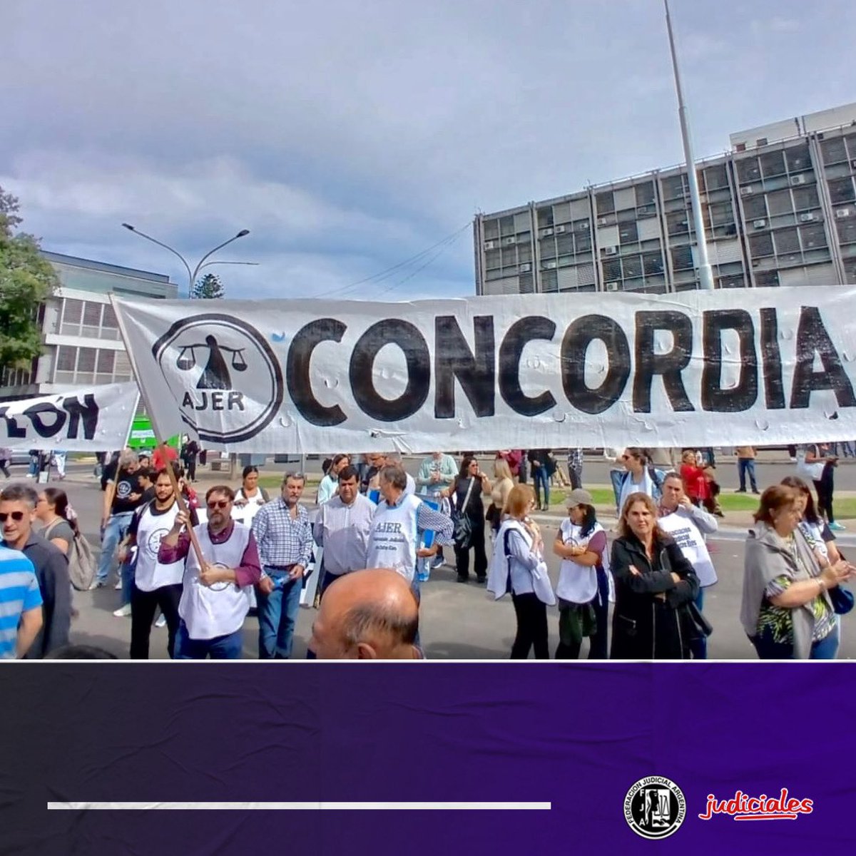 FJAJudiciales's tweet photo. Gran movilización en Entre Ríos en defensa del 82% móvil ✊. Judiciales exigen recomposición del 10,64% y rechazan el ajuste ⚠️. “La llama está encendida, vamos a defender nuestros derechos” 🔥.
#FJA #AJER #EntreRíos #Jubilaciones #Lucha #Argentina https://t.co/FAFRPBndlb