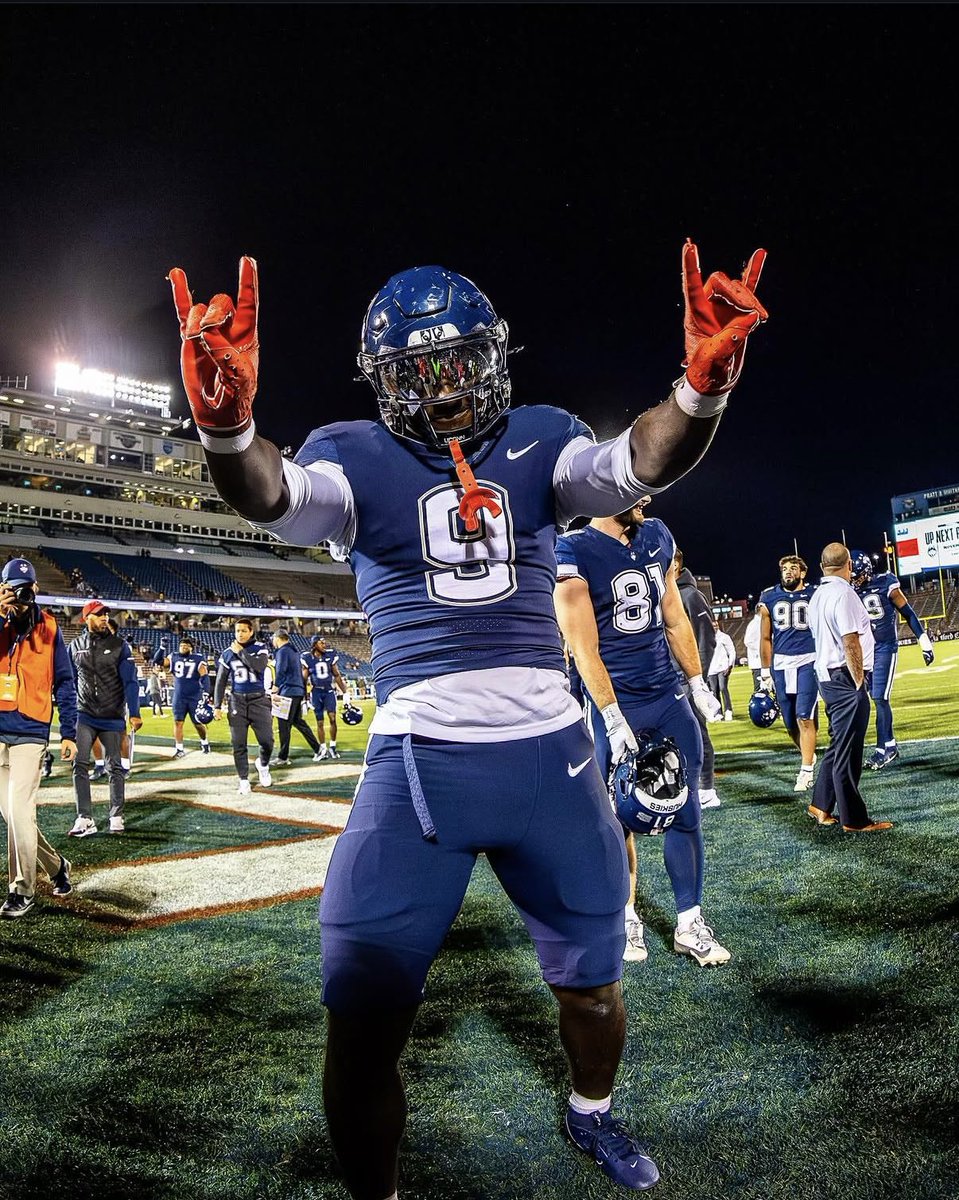 Evankellumm's tweet image. After a great conversation with @CoachMorookian I am blessed to receive an offer from @UConnFootball 

@bobbybentley @CoachWuellner @greynolds0823 @Coach_Shugg @BuckFitz @jaxon_rose8 @TomLoy247 @CSmithMedia @BallHawkU