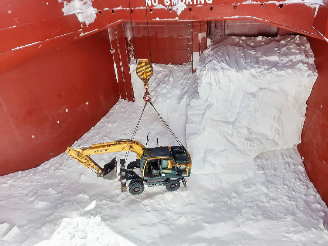 eslealtd's tweet image. 🚢 Precision, safety &amp;amp; steady flow in every #vessel discharge &amp;amp; #bulk handling #transportation. Our teams always ensure efficiency and compliance in powering regional #supplychain across industries in #EasternAfrica.

#DarEsSalaam #SodaAsh #BulkCargo #Tanzania #PortOperations