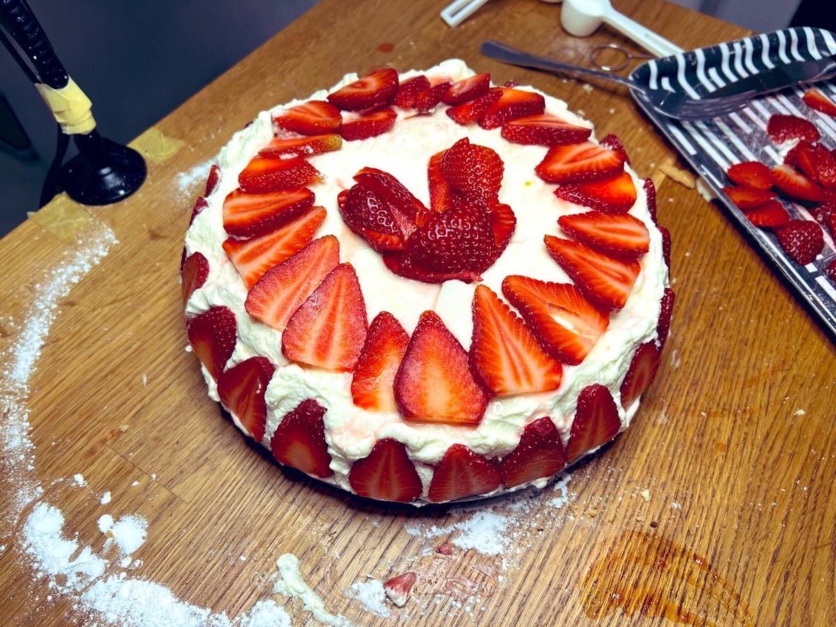emanoholdric's tweet image. Thank you everyone for tuning in on my 2nd affiliate anniversary!

For this event, I baked my very first strawberry cake. I tried to make it look fancy as possible, but the flavor of the sponge and the vanilla cream was amazing.

See ya next time!!
#EmanoDINE #baking #cake