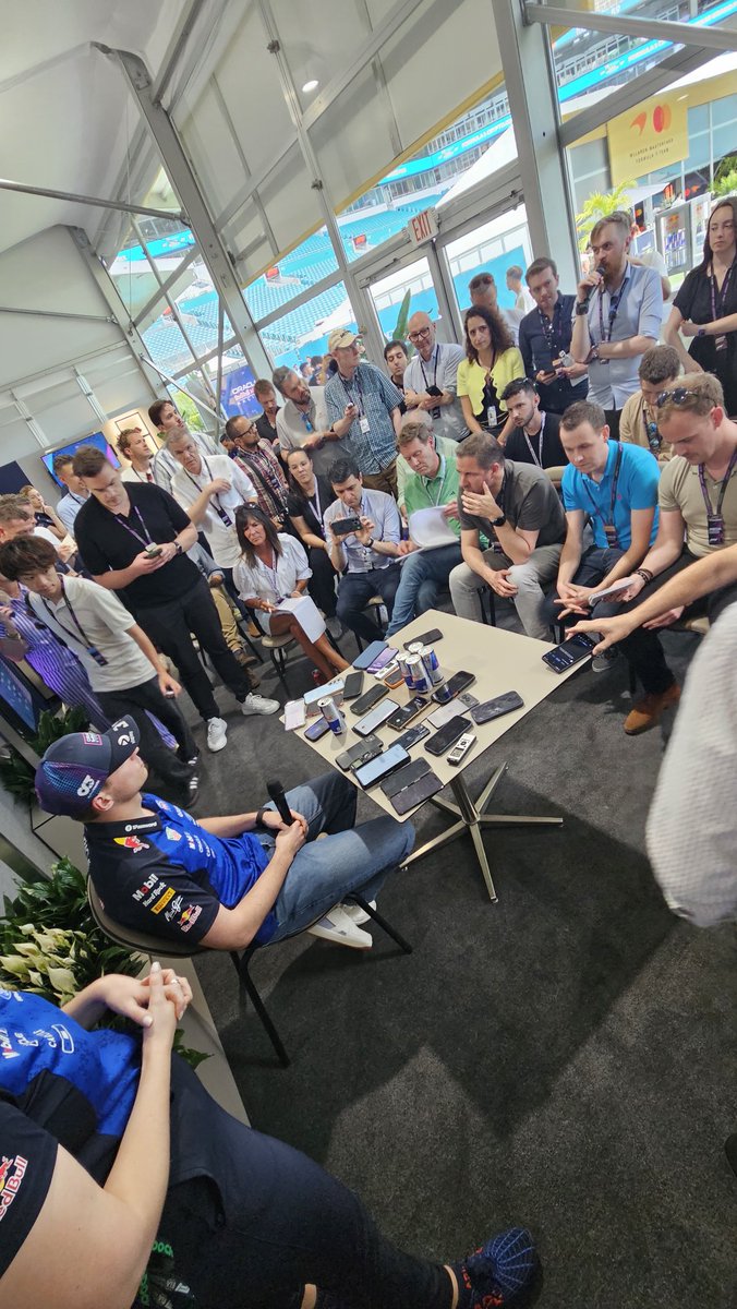 Shahab_NL's tweet photo. Por cierto, pensé que todos los periodistas “certificados” iban a montar una huelga en la conferencia de Max Verstappen hoy. 

Digo, después de pasarse todo el mes pidiendo apoyo sindical, era lo mínimo… pero, sorpresa para nadie: su 'activismo' se quedó en palabras. 🤪 https://t.co/5mMkhgoU4s