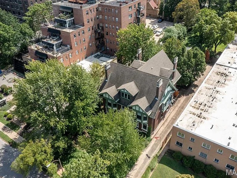geraldosanidiot's tweet photo. @zillowgonewild Looks like a great neighborhood. https://t.co/O2wJsIOhxE