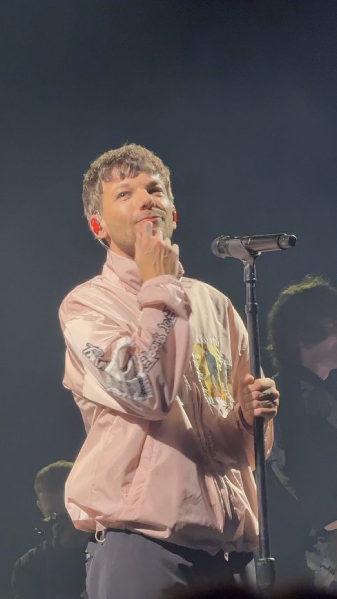 Louis Tomlinson luciendo hermoso esta noche en Dublín 🩷
#HDWGHWTDublin

—owner