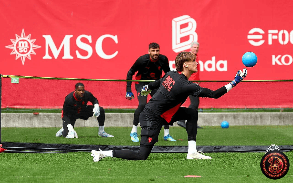 FootballGoalFC's tweet image. 🚨 𝗕𝗥𝗘𝗔𝗞𝗜𝗡𝗚  

Training session in full swing as AC Milan prepares for their next clash! 🏋️‍♂️⚽️  

#SempreMilan #ACMilan #Training #Football