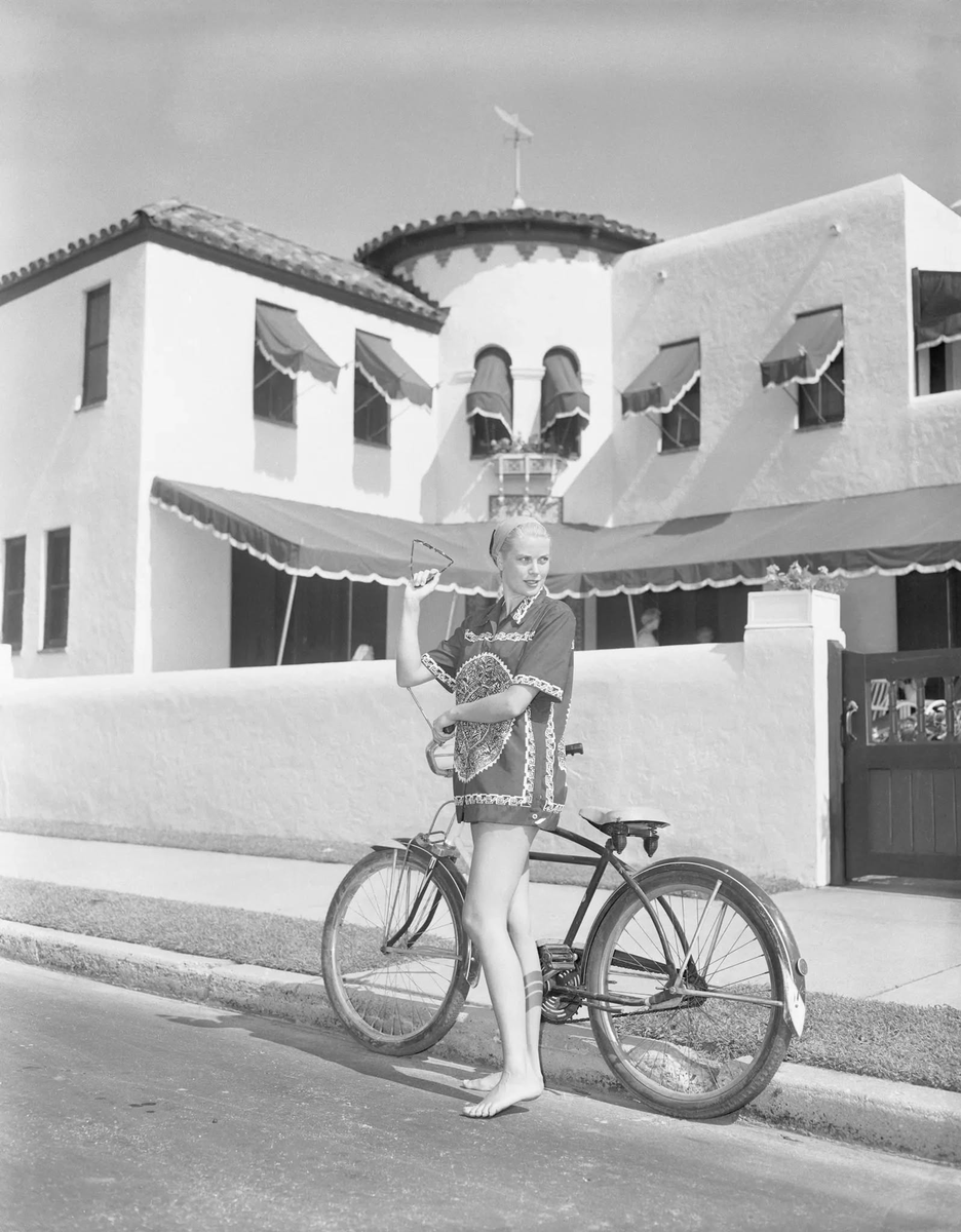 archistar1's tweet image. Grace Kelly posa a piedi nudi con una bicicletta Schwinn davanti alla casa estiva in stile spagnolo della sua famiglia a Ocean Cit
New Jersey 🇺🇸 1950
#Lifestyle