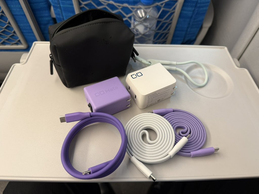 OMAME_CIOLOVE's tweet image. 東京のデスクに常設予定の充電器たちを持って、東京出張行ってきます🚅💨

#CIO #わくわく #出張