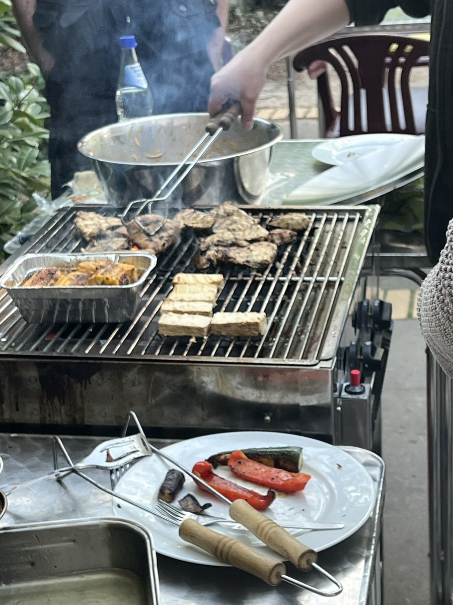 KurtTaylanz's tweet image. Zusammenhalt entsteht dort wo Menschen zusammen kommen und aus Begegnungen Vertrauen und Freundschaften wachsen. Danke an Nachbarinnen und Nachbarn, die heute in #Moabit beim „Tanz in den Mai“ auf dem ReFo Campus und gestern beim Kiezgrillen dabei waren 🙏

#fürmoabit