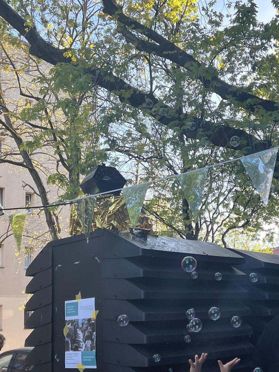 KurtTaylanz's tweet image. Zusammenhalt entsteht dort wo Menschen zusammen kommen und aus Begegnungen Vertrauen und Freundschaften wachsen. Danke an Nachbarinnen und Nachbarn, die heute in #Moabit beim „Tanz in den Mai“ auf dem ReFo Campus und gestern beim Kiezgrillen dabei waren 🙏

#fürmoabit
