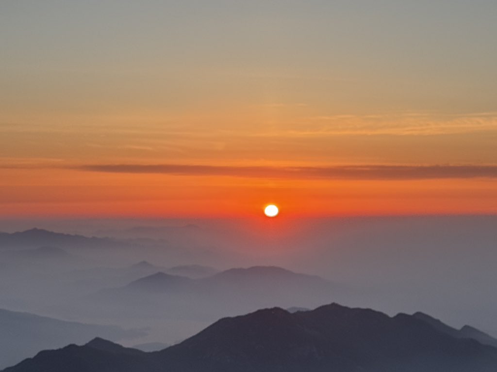 Hert998's tweet photo. 泰山日出🌅 https://t.co/x5iRRxuYnG