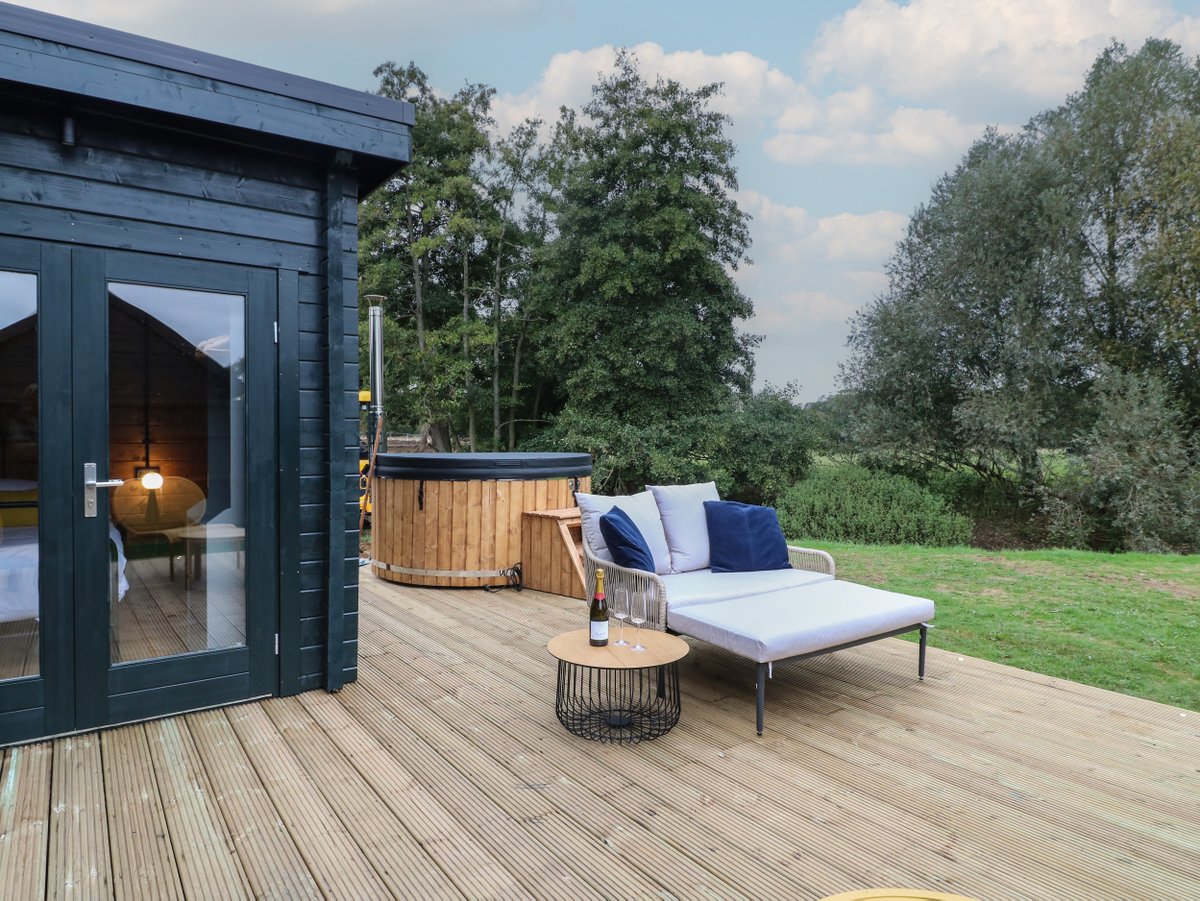 scateringcouk's tweet image. Bee Hive is a quaint, pet-friendly and family-friendly lodge nestled in South Luffenham near Edith Weston, Rutland...

🐾 Dog friendly · 🛁 Hot tub
📍 South Luffenham, Rutland

selfcatering.co.uk/england/rutlan…

#SouthLuffenham #Rutland #DogFriendly #HotTub #HolidayCottage #SelfCatering