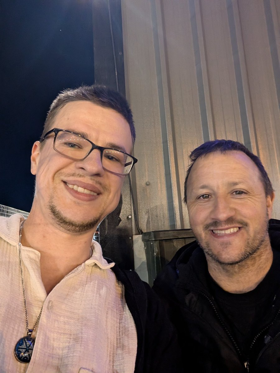 Delejt's tweet photo. Bilet na mecz @FoxesSpeedway v @ipswichspeedway - £25
Piwo w plastiku - £7
Selfie z @BomberHarris37 - bezcenne
Szacunek społeczności #zuzel na platformie Twitter z okazji tego zdjęcia - wieczny i nieograniczony. 
(Wyjazd sponsorowany z budżetu @SpeedwayClubMan ) https://t.co/Qk22ZgpRnm