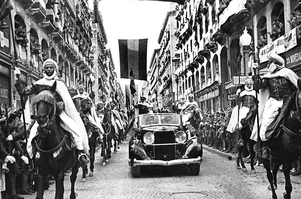 La Guardia Mora.

«(…) Cuando la Guardia Mora entró en el pueblo comenzó a degollar a todos los hombres y niños, a las mujeres y a las niñas nos encerraron en la casa del cura, eramos unas treinta, nos custodiaba un hombre negro con tatuajes de la Legión en los brazos, apenas