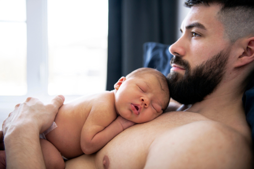 StopParsing's tweet image. Just born #babies recognize their #dad immediately after birth primarily through hearing his voice, which they become familiar with during the third trimester of #pregnancy

They also identify #fathers through scent and the familiarity of his touch
☺️  💕