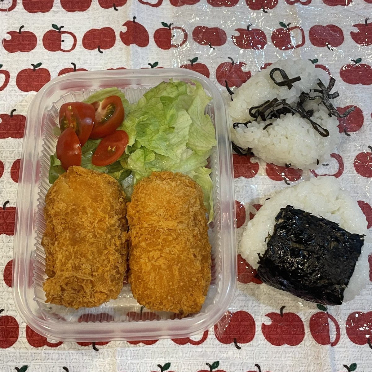 #お弁当記録
・サラダ🥗
・カニクリームコロッケ
・おにぎり🍙

早めのお休みをいただいて旅行に行ってきました☺️
今日から10日間はお迎えする立場です❗️
頑張ります💪

#お弁当　
#地味弁当　
#お弁当作り楽しもう部
#お弁当日記