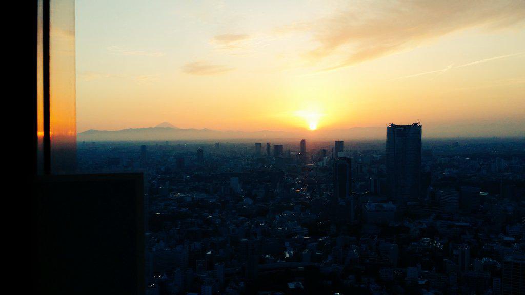 FYellow0525's tweet photo. 12年前のこの時期に上京して6畳ほどの部屋に4人が住むシェアハウスから初めて見た朝日☀️
色々と自分も変わったが良いと思うものは変わってないはず
5月！やってこー！ https://t.co/xJTDgY3qs8