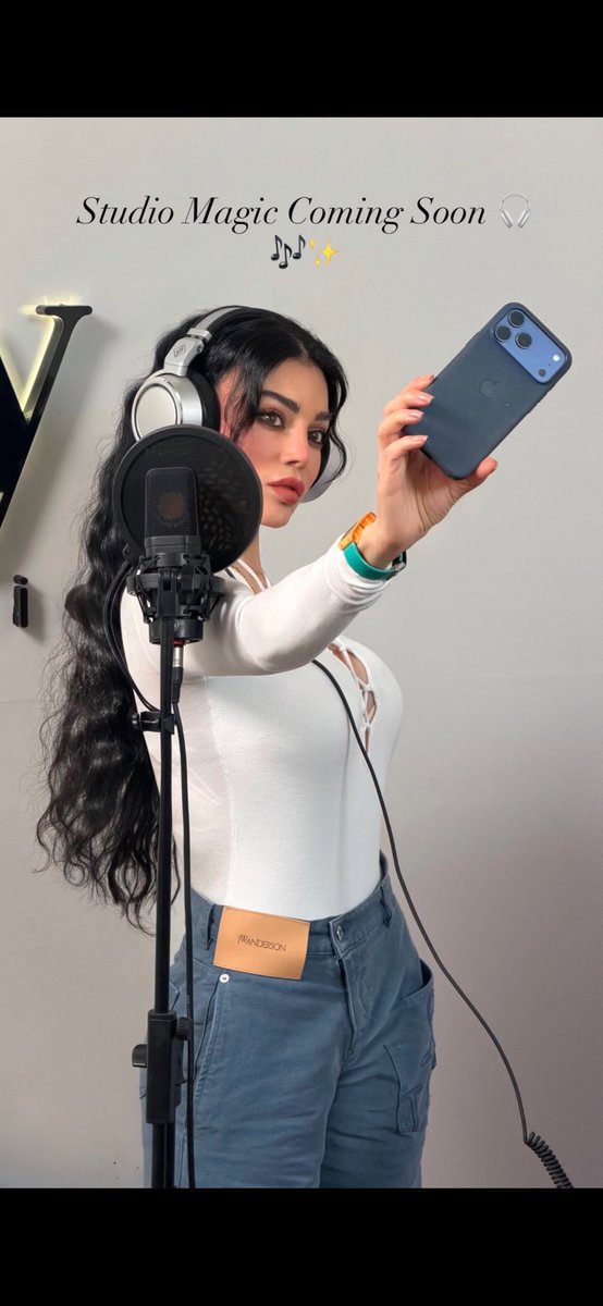 Haifaholics's tweet image. الديفا هيفاء من داخل الاستوديو و تحضيرات لنجاحات قادمة ان شاء الله 🥰🎧❤️
.
#هيفاء_وهبي 
@HaifaWehbe 
#Studio