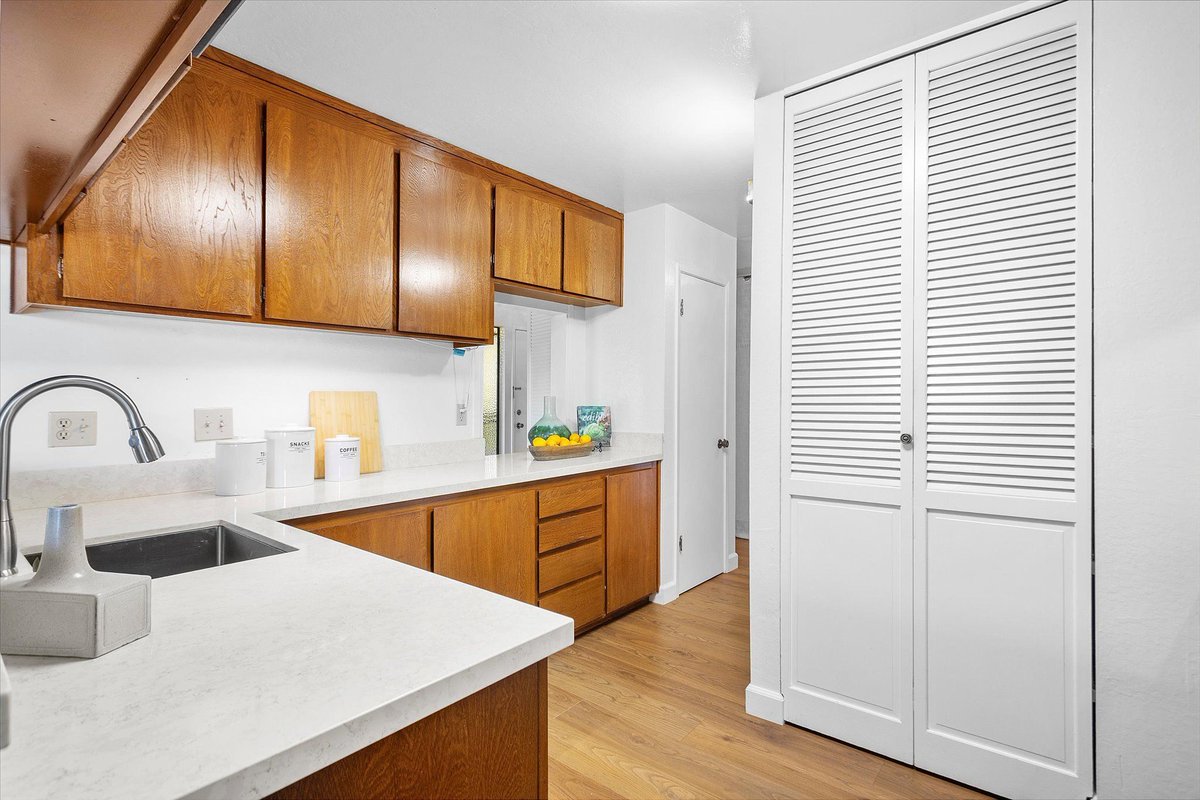 CV_RealEstate1's tweet photo. 19100 Crest Ave #66, Castro Valley is 1,328 sq ft with vaulted ceilings, updated kitchen &amp; baths, and beautiful Castro Valley hill views. Private balcony, resort-style amenities, and one of the only units with central A/C Tucked in nature within the sought-after CV Scool District https://t.co/eWEF3lfPf7