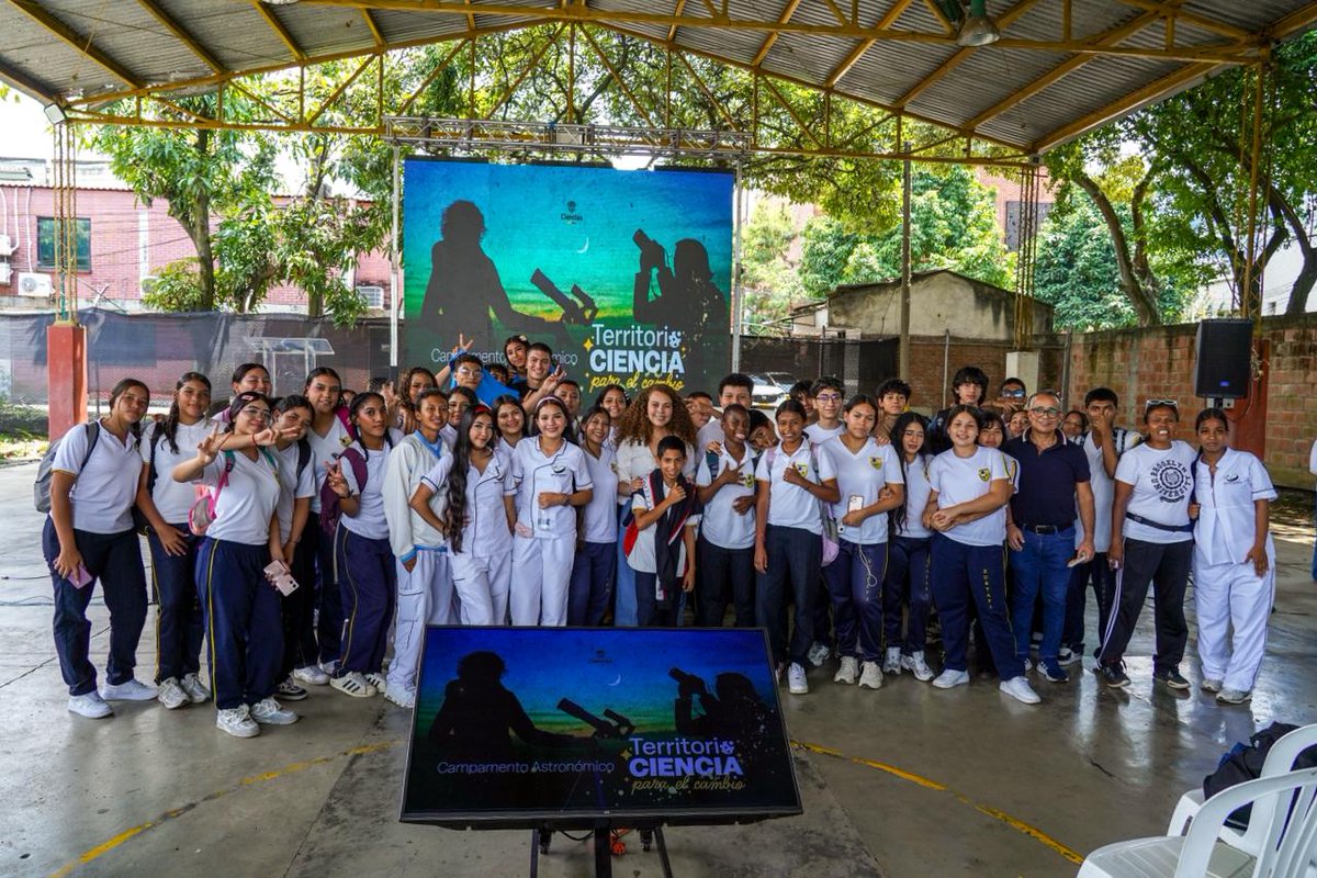 MincienciasCo's tweet photo. #ConDignidadCumplimos 💚 Este jueves se realizó en Siloé, Cali, el Campamento Astronómico “Territorio Ciencia para el Cambio”, una jornada de inmersión científica diseñada para despertar la curiosidad de niñas, niños y jóvenes a través de experiencias prácticas y lúdicas.

Allí, la ministra @YeseniaOlayaR anunció la construcción de un Laboratorio de Robótica en la I.E. Eustaquio Palacios.

“Esperamos que el laboratorio logre impactar a los 11 barrios que hacen parte de la comuna 20, una comuna emblemática porque aquí hay liderazgos juveniles y jóvenes que le están apostando al conocimiento para reivindicar sus derechos y la ciencia también es un derecho”. 🧵