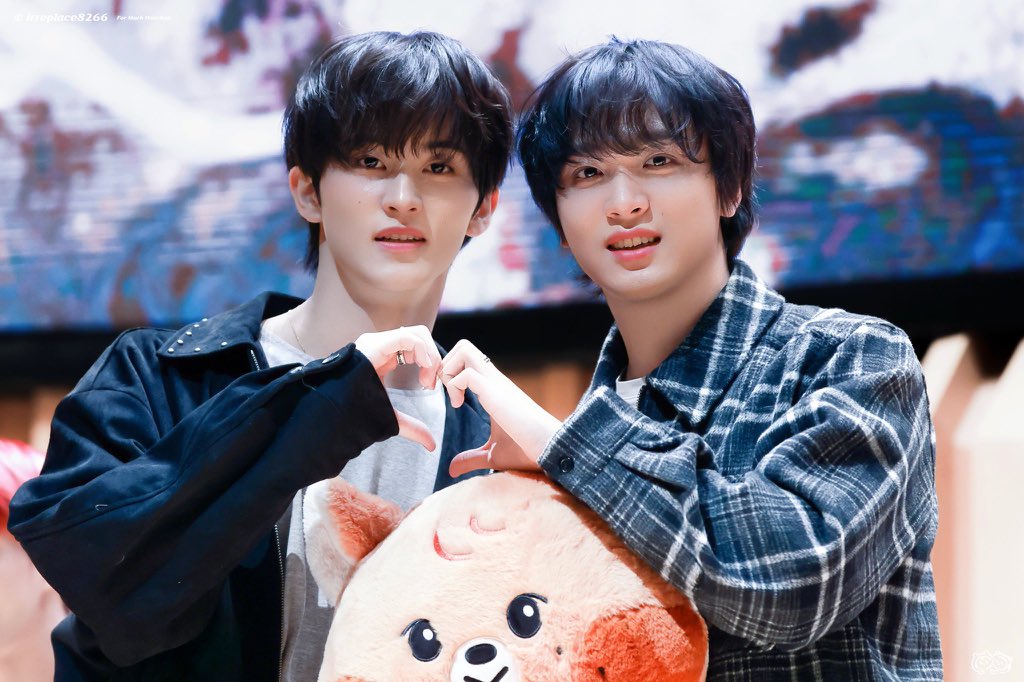 suncflowe's tweet photo. my parents๐ค
#markhyuck #๋ง ๋ #markchan https://t.co/zkh6x5MuJs