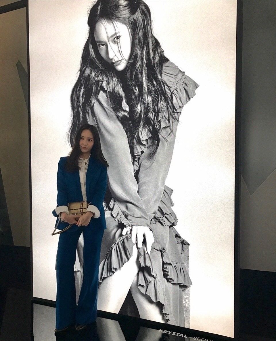 merbleuet's tweet photo. one thing about krystal is that she always looks good in front of art https://t.co/EFpemXovbp