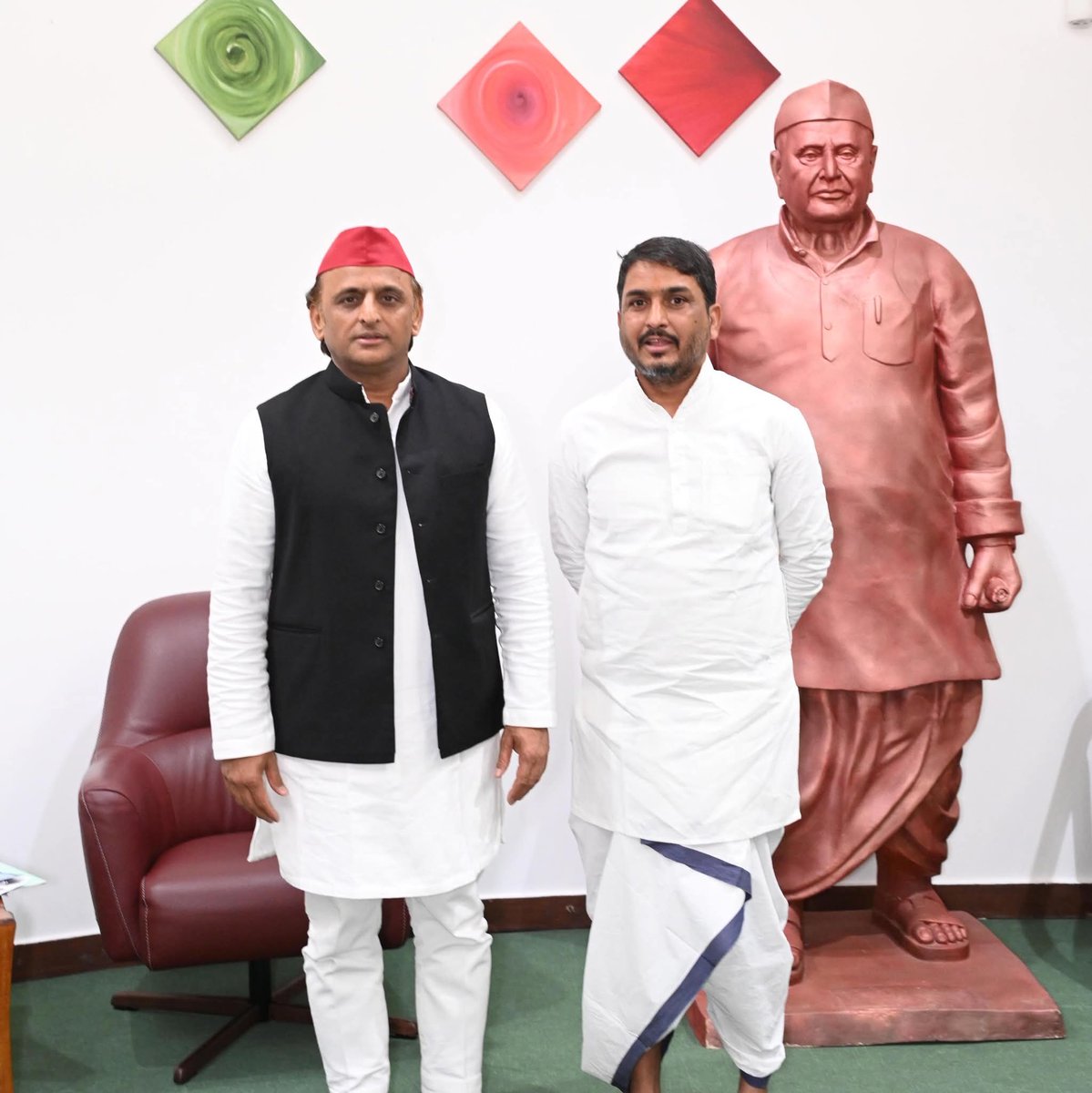 समाजवादी आंदोलन के मजबूत स्तंभ और युवाओं के प्रेरणास्रोत
बड़े भाई आदरणीय <a href="/sparvindgiri/">Arvind Kumar Giri</a> जी
प्रदेश अध्यक्ष युवजन सभा
को जन्मदिन की हार्दिक बधाई एवं अनंत शुभकामनाएं 🎉

आपका संघर्ष,आपका समर्पण और गरीब, किसान व नौजवानों की आवाज़ को बुलंद करने का जज़्बा हम सभी के लिए प्रेरणा है।