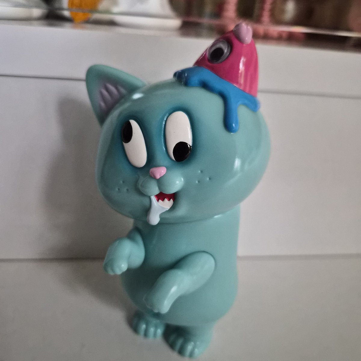 chi_chan327's tweet image. おそようございます😪
インターフォンで起こされたら、ゾンビCATミミニャーニャーの訪問でした☺️
可愛いゾンビw頭に魚の頭くっいとる

 #ゾンビキャット  #ミミニャーニャー  #zombie