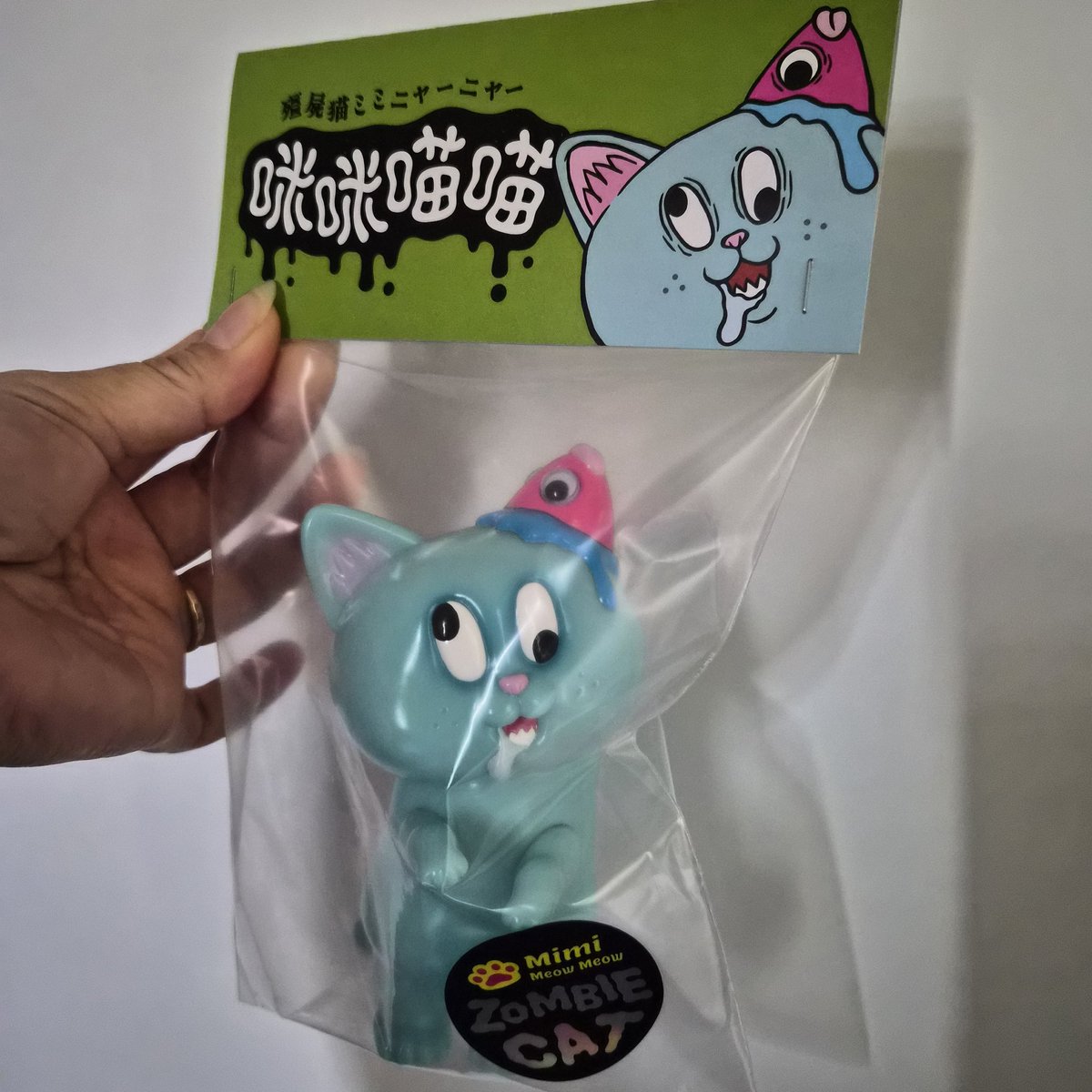 chi_chan327's tweet image. おそようございます😪
インターフォンで起こされたら、ゾンビCATミミニャーニャーの訪問でした☺️
可愛いゾンビw頭に魚の頭くっいとる

 #ゾンビキャット  #ミミニャーニャー  #zombie