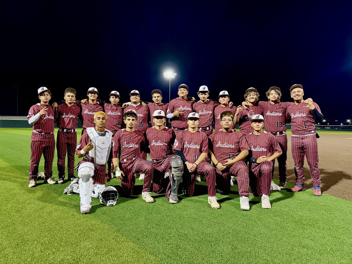 AmeliaGarcia__'s tweet photo. Bi-District Game 1 ⚾️
Ysleta - 12
Mt. View - 0

Way to go, gentlemen! 🏹 #BOWUP 

Set for Game 2 tomorrow! https://t.co/vYSxvZnBWE