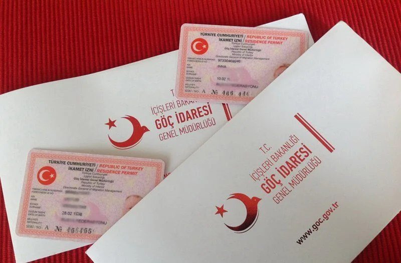 🇹🇷 تحديث مهم حول رسوم الإقامة في تركيا + حساب تكلفة سنتين 🇹🇷

أعلنت إدارة الهجرة التركية التراجع عن الرسوم المرتفعة، واعتماد تسعيرة واضحة ومحددة يمكن حسابها بسهولة. إليك التفاصيل مع مثال عملي لمدة سنتين (24 شهر) 👇

✨ أولاً: الرسوم الثابتة
🔹 كرت الإقامة: 964 ليرة تركية (يدفع