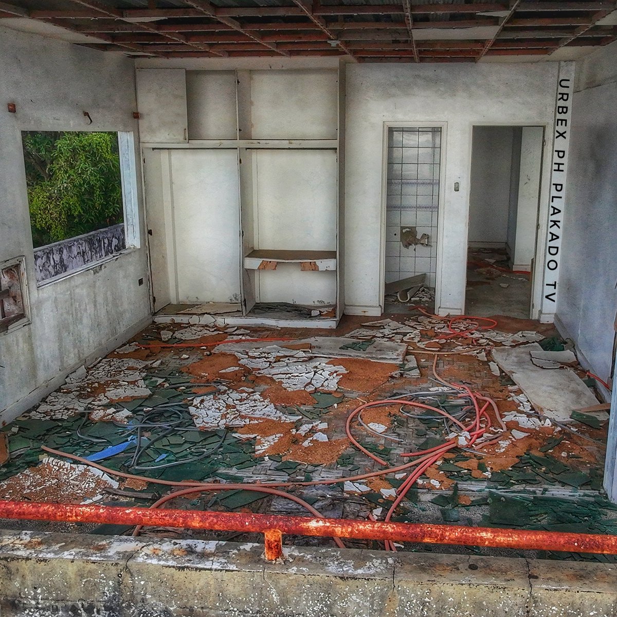 urbexph's tweet image. LOOK: EMPTY CORRIDORS &amp;amp; DECAYING CORNERS of this once vibrant RESORT &amp;amp; RESTO: Another tragic casualty of financial ruin.

#abandoned #urbex #urbexphotography #dronephotography #DroneExploration #urbanexploration #abandonedplaces #forgottenplaces #decay #drone