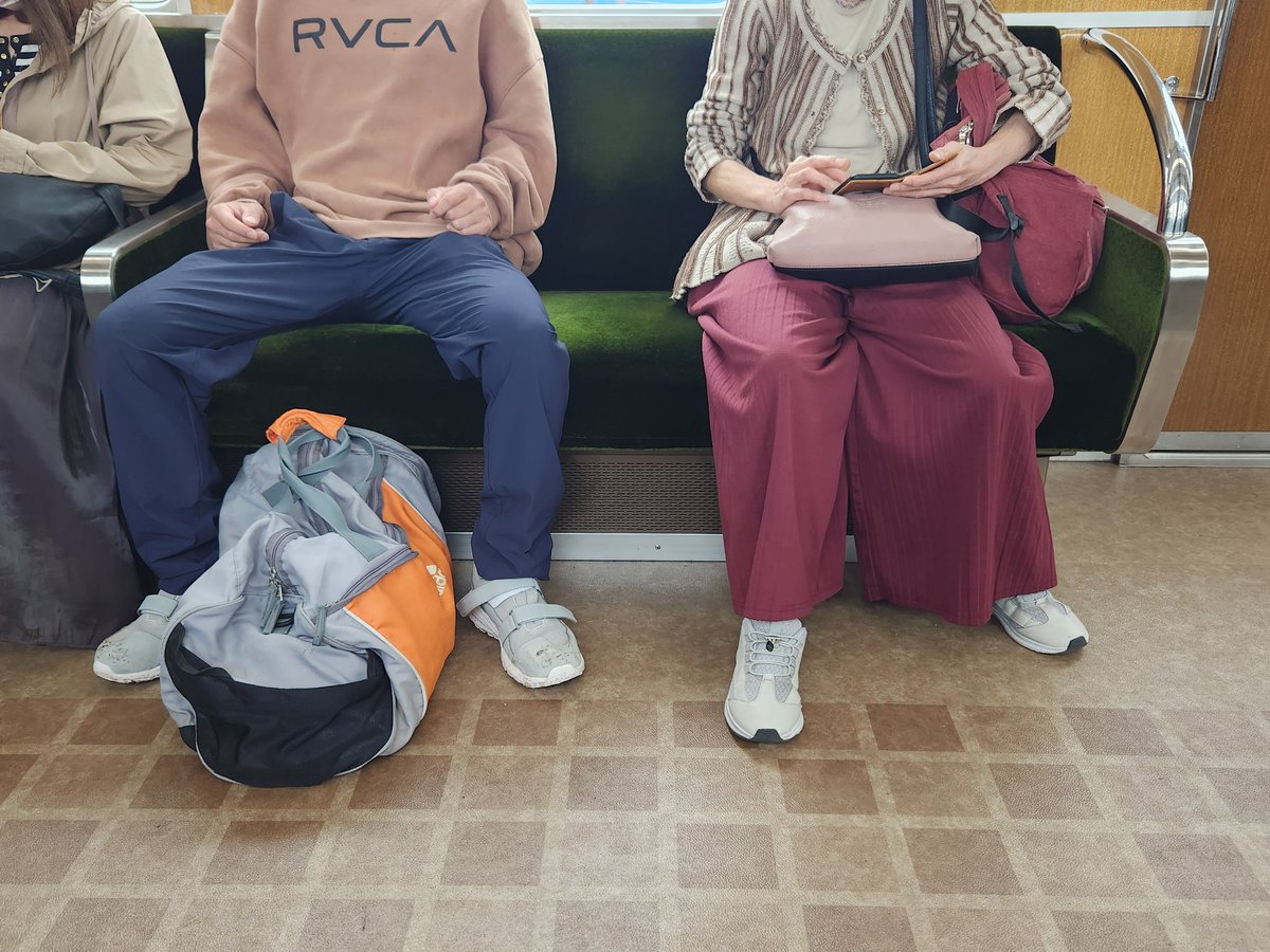 ayappe8ban's tweet photo. 一応三人掛けですが、流石にこれは座れないよね😥 https://t.co/bZJ5LAZYk2