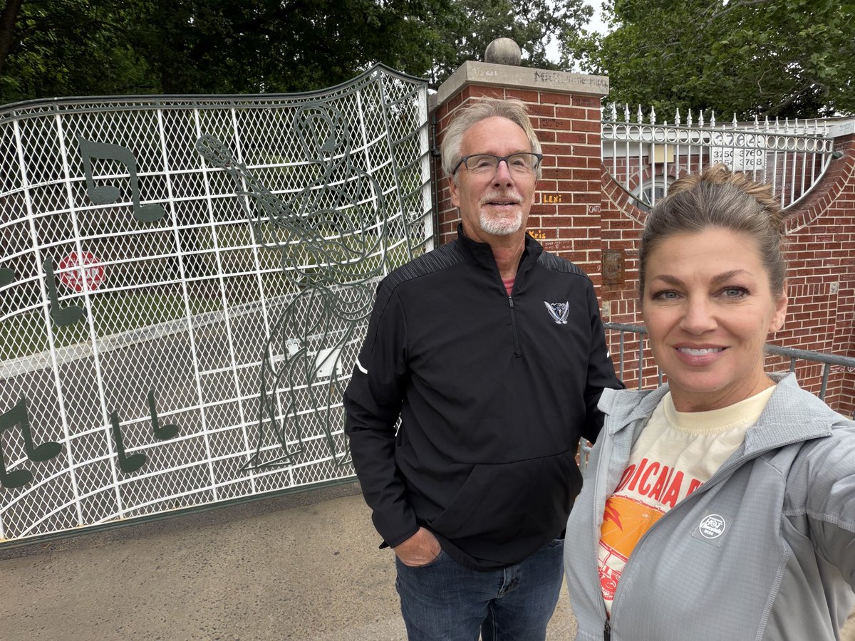 jrtager's tweet image. Visited Graceland in Memphis Tennessee, it was surreal to see the sun begin to shine  on a cloudy day  at the exact moment we finished reminiscing about Elvis. #Karma