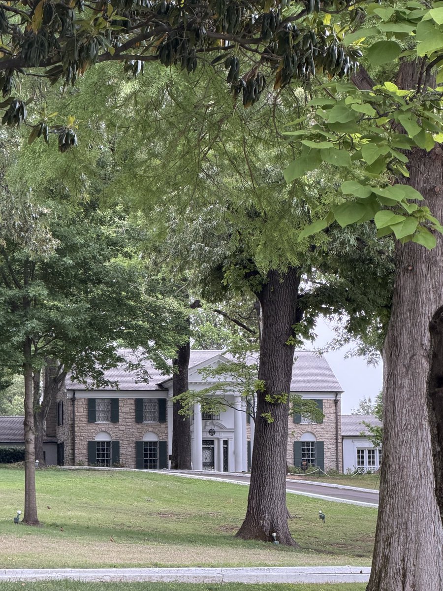 jrtager's tweet image. Visited Graceland in Memphis Tennessee, it was surreal to see the sun begin to shine  on a cloudy day  at the exact moment we finished reminiscing about Elvis. #Karma