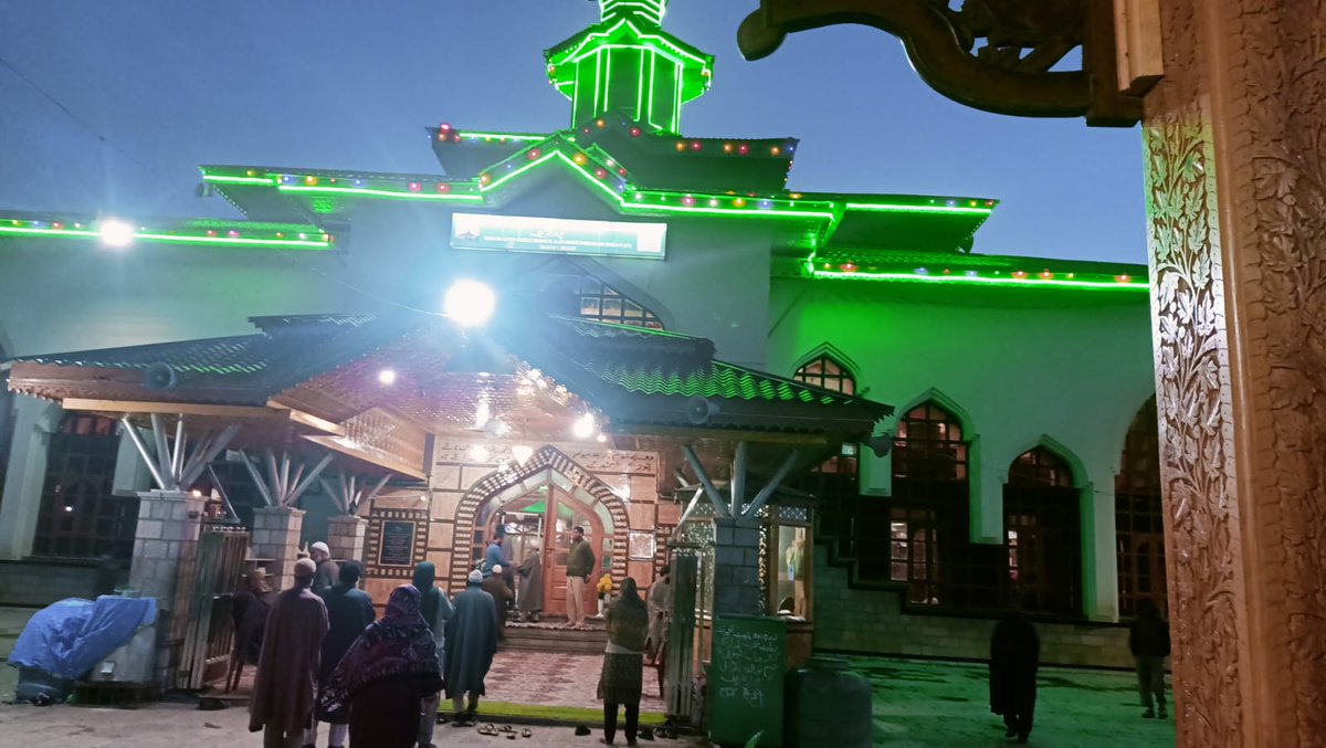 KNSKashmir's tweet photo. #chararesharief|
The Charar-e-Sharief Shrine is dedicated to the revered Sufi saint,Hazrat Sheikh Nooruddin Noorani, popularly known as #sheikhulalam.
He was a mystic and poet, Sheikh ul-Alam is highly revered for his spiritual #wisdom, devotion to God,and teachings of #peace and #harmony.