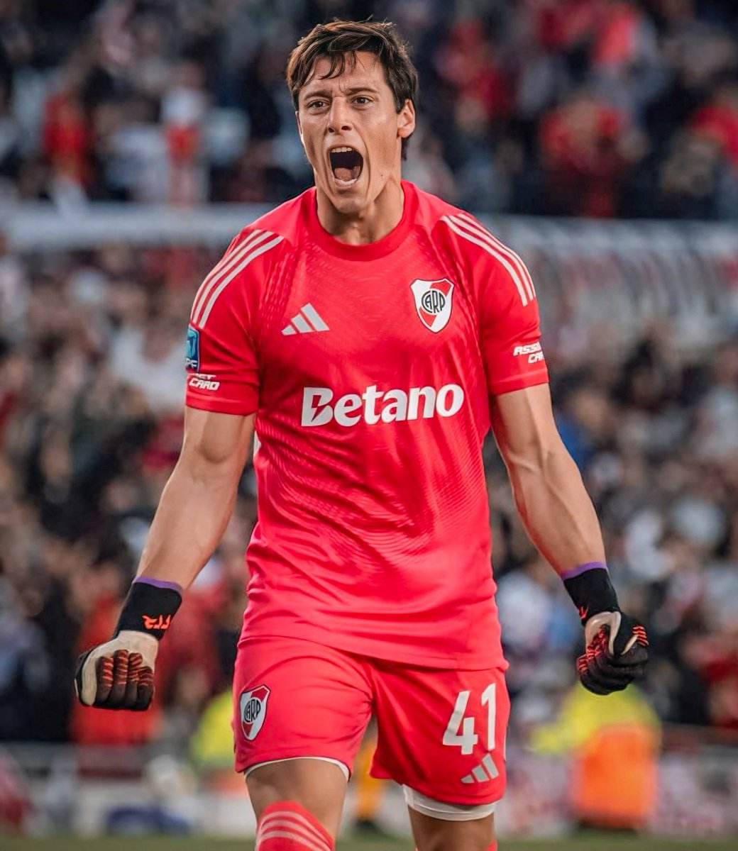 El futbolista más maduro y preparado mentalmente de todo el plantel tiene guantes y 21 años. Arquero de equipo grande y muy dotado técnicamente. La decisión de dejarlo de titular por sobre Armani es la más fácil que tendrá Coudet en toda su carrera como DT. No resiste discusión.