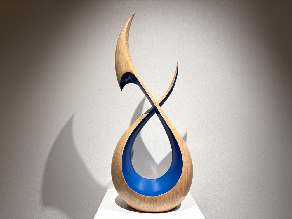 Tgomotesando39's tweet photo. 【 OHAD ELBAZ 個展 “ELEMENTS” 】

OHAD ELBAZ “ELEMENTS” 開催中！

🌀作品紹介🌀
Wildfire
Large: H455×W250×D130 mm
Small: H196×W245×D63 mm
ホワイトアッシュ材 / ディープレッドアクリル /水性ポリウレタン / クリアサテン仕上げ 

🌀作品紹介#2🌀
Twist
H600×W253×D157 mm
ホワイトアッシュ材 / インディゴブルーアクリル / 水性ポリウレタン / クリアサテン仕上げ

流れるようなカーブ、普遍的な美しさに時を忘れて眺めてしまうような作品たち
ぜひご覧ください✨

＜開催概要＞
＝＝＝＝＝＝＝＝＝＝＝＝＝＝＝＝＝
場所：tHE GALLERY OMOTESANDO
期間：2026年4月18日（土）～ 5月4日（月）
休廊日：月・火曜日 ※5/4（月・祝）は開廊
時間：12:00～19:00
※18日(土)は17:00クローズとなります

プロデューサー：久々野智 小哲津（くくのち こてつ）
＝＝＝＝＝＝＝＝＝＝＝＝＝＝＝＝＝

＜OHAD ELBAZ Instagram＞
https://t.co/gjUPyOK2zN

@kotetuq
