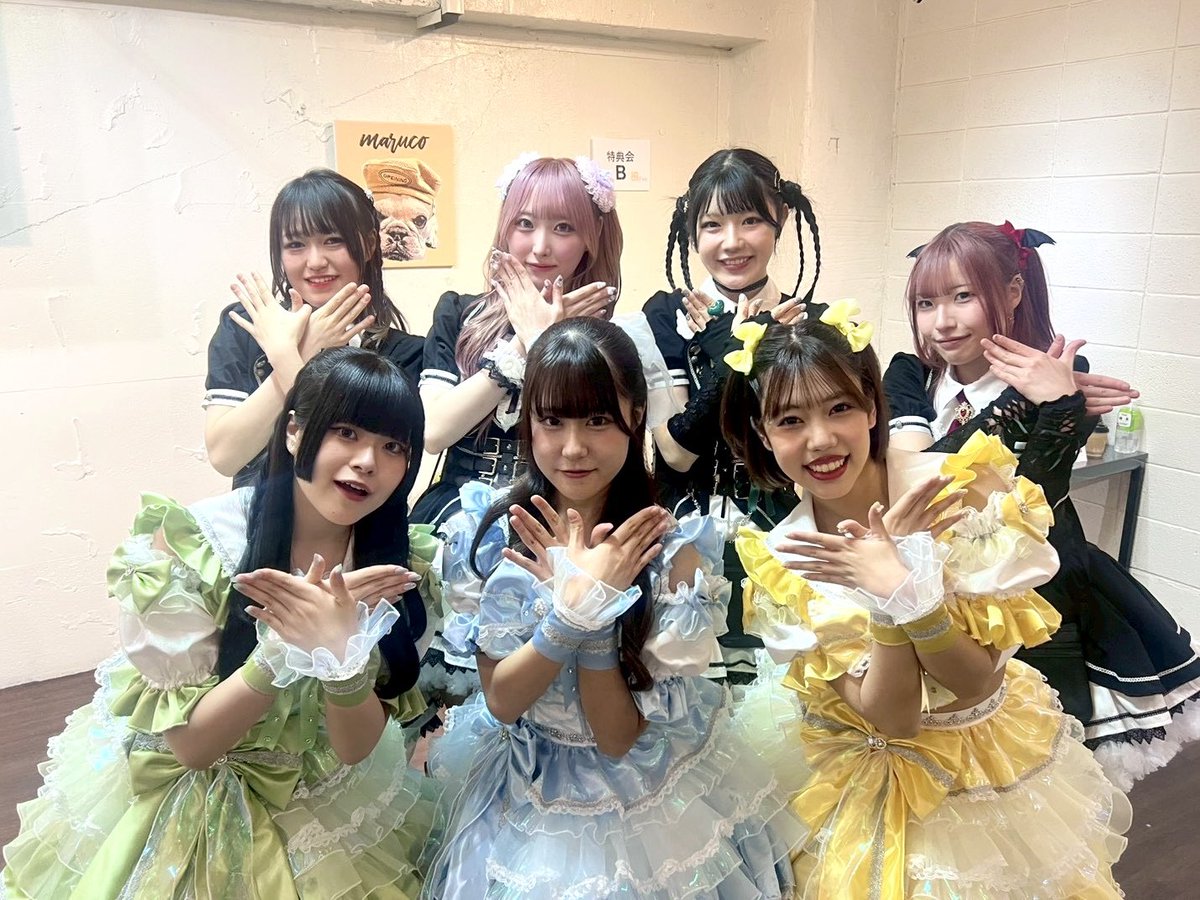 病みエンジェルさん👼🏻🖤

たまたま特典会場所がお隣で、
お話させていただきました(〃´-`〃)♡
みなさん気さくにお話してくださって
とっってもたのしかった🎶
お写真もありがとうございました🥺✨️

※時差投稿ごめんなさい💦