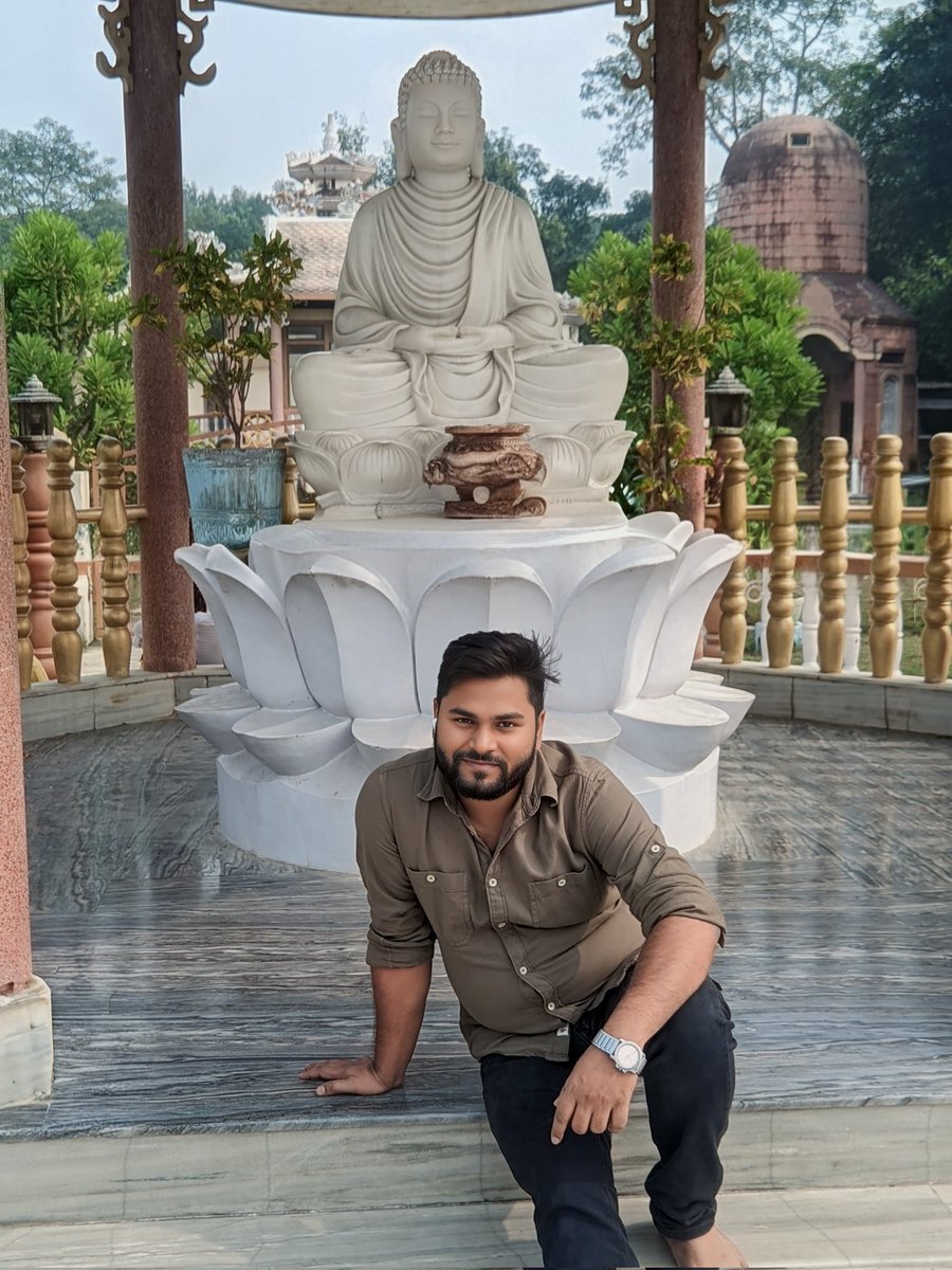 सत्य की खोज में राजसी सुख त्यागकर संपूर्ण विश्व को त्रिरत्न, पंचशील तथा अष्टांगिक मार्ग का उपदेश देकर मानव जीवन को सार्थक और मानवीय बनाने के प्रेरणाश्रोत तथागत महात्मा बुद्ध के जन्म, ज्ञान और महापरिनिर्वाण का प्रतीक बुद्ध पूर्णिमा दिवस पर शत् शत् नमन 🙏🙏🙏🙏🙏!
