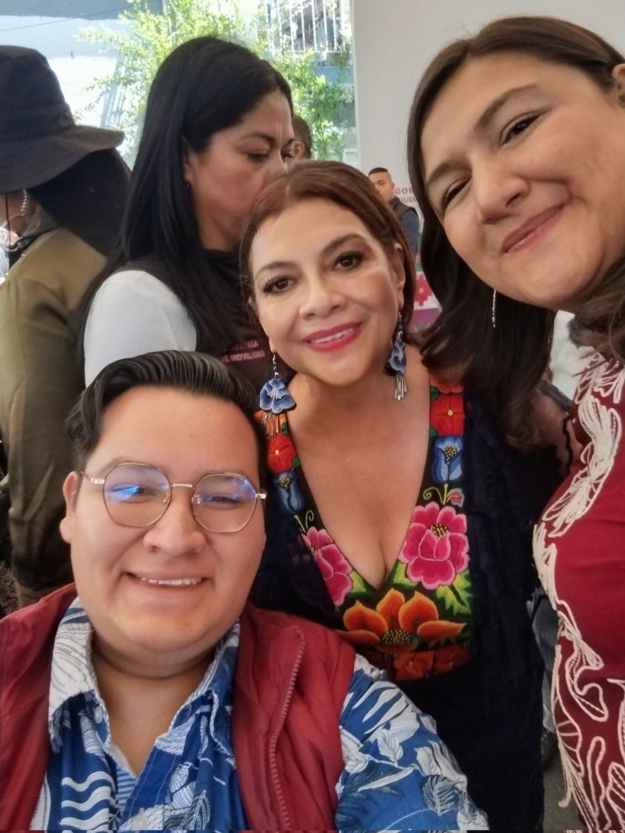 Azul11849187's tweet photo. 🌈"30 mil metros cuadrados de bienestar🌳, servicios como, lavandería🎽, comedor público🍽️ y tortillería de maíz 🌽nativo, pista de patinaje⛸️, alberca 🤿🌊 y más". 
Un gusto haber acompañado a nuestras Jefas políticas a la inauguración de la primera #Utopia en #Azcapotzalco https://t.co/35n9y8hPKL
