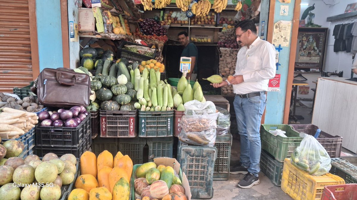 fssaiindia's tweet image. #Uttarakhand In a major drive Uttarakhand Food Safety officials have collected over 100 samples of seasonal fruits and vegetables. The sampling drive is focused on Maximum Residue Limits (MRL) and Artificial Ripening Agents. #FSSAIinStates