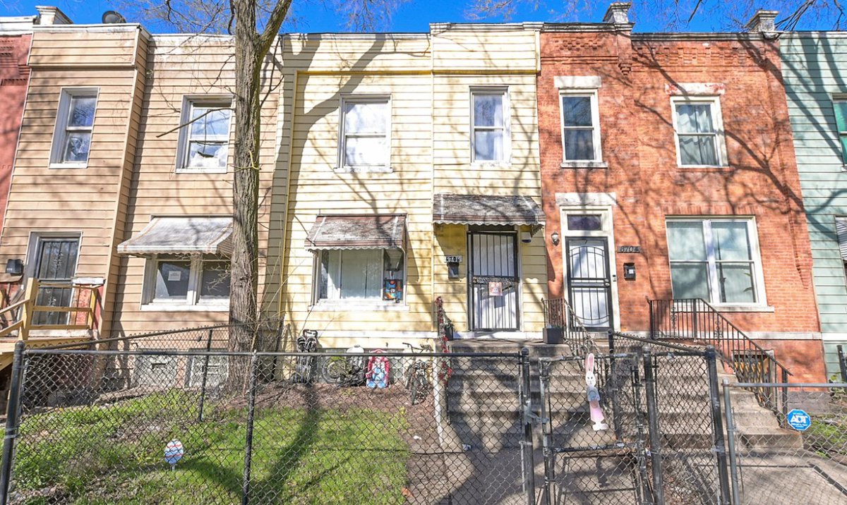 ThomasSayl89729's tweet photo. 2 wholesale deals we just locked up in Chicago. Deals ready to assign. Both SFH. Eberhart $119,900 contract price, Parnell $89,900 contract price.  #RealEstateWholesaling #WholesaleRealEstate
#RealEstateInvesting #RealEstateInvestor #InvestmentProperty https://t.co/KtVSVNKdxb