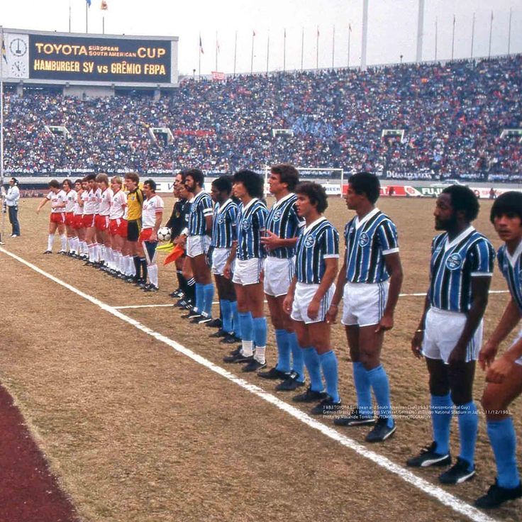 Noitedecopa's tweet photo. JOGOS HISTÓRICOS (127)

🇩🇪 Hamburgo 1️⃣ x 2️⃣ Grêmio 🇧🇷
📅 11/12/1983
🌍 Copa Intercontinental (Mundial) 1983
🏟️ National Stadium, Tóquio 🇯🇵
🇩🇪⚽ Michael Schröder
🇧🇷⚽ Renato Gaúcho (2x)

O dia em que o Grêmio pintou o Mundo de azul, preto e branco com dois gols de Renato Gaúcho! O Imortal encarou o campeão da Champions League, o Hamburgo, em jogo único no estádio Nacional de Tóquio, e o jogo foi bastante disputado, saindo um vencedor apenas na prorrogação.

Era o primeiro título mundial do futebol gaúcho! 🔵⚫⚪🏆🌍